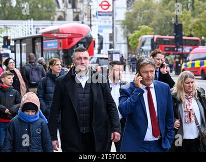 Londres, Royaume-Uni. 03 novembre 2023. Le ministre fédéral de l'économie Robert Habeck (2e à partir de la droite, Alliance 90/les Verts) passe devant la station de métro Westminster en allant de l'hôtel au bureau du ministre britannique de l'énergie, accompagné de deux gardes de sécurité. Crédit : Soeren Stache/dpa/Alamy Live News Banque D'Images