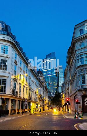 Gresham Street la nuit avec 22 gratte-ciel Bishopsgate, City of London, Angleterre Banque D'Images