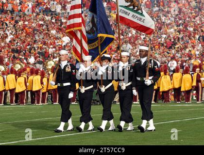 US Navy la base navale Ventura County Honor Guard parade les couleurs alors que le Marching Band de l'Université de Californie du Sud a interprété l'hymne national lors du Rose Bowl 2008 game.jpg Banque D'Images
