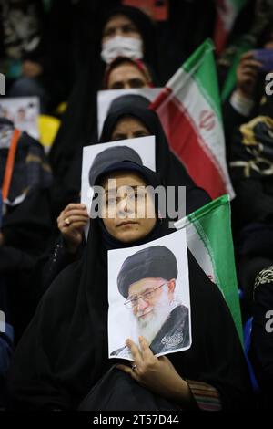 Téhéran, Iran. 2 novembre 2023. Une femme iranienne voilée tient un portrait du Guide suprême iranien, l'ayatollah Ali Khamenei, lors d'un rassemblement pro-hijab et pro-gouvernement dans le centre-ville de Téhéran. En Iran, le hijab, qui fait référence au code vestimentaire islamique obligatoire pour les femmes, est un sujet d’importance depuis plusieurs décennies. Après la Révolution islamique de 1979, le gouvernement iranien a mis en place des lois strictes concernant les vêtements des femmes dans les espaces publics. (Image de crédit : © Rouzbeh Fouladi/ZUMA Press Wire) USAGE ÉDITORIAL SEULEMENT! Non destiné à UN USAGE commercial ! Banque D'Images