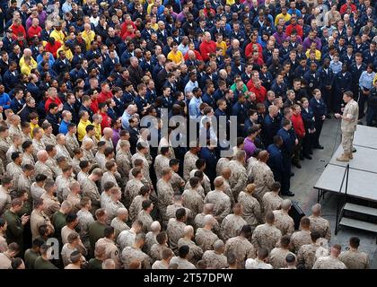 Le vice-amiral Bill Gortney, commandant du Commandement central des forces navales américaines et de la 5e flotte américaine, parle aux marins et aux Marines lors d'un appel à mains multiples sur le pont d'envol du navire d'assaut amphibie USS Iw.jpg Banque D'Images