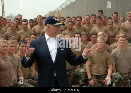 Joe Biden, vice-président de la marine AMÉRICAINE, rencontre les étudiants de Basic Underwater Demolition-SEAL (BUDS) à la base navale amphibie Coronado.jpg Banque D'Images