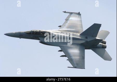 La vapeur d'eau de l'US Navy coule sur les ailes d'un F18F Super Hornet.jpg Banque D'Images