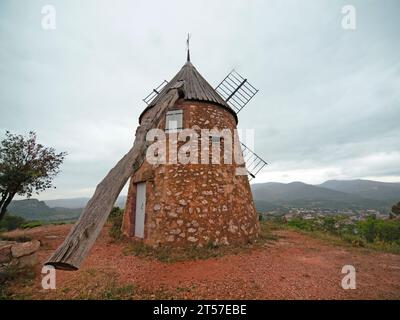 Un moulin à vent à la périphérie de Saint-Chinian, France Banque D'Images