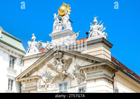 Vienne, Autriche - 27 mai 2023 : vue détaillée de la façade du bâtiment du manège militaire sur la place Am Hof Banque D'Images