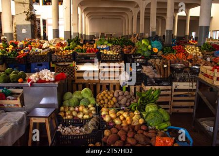 Fruits et légumes dans la halle de marché à Mindelo Sao Vicente île du Cap-Vert Banque D'Images