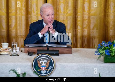 Le président AMÉRICAIN Joe Biden prononce une allocution lors du sommet inaugural du Partenariat des Amériques pour la prospérité économique LeadersÕ dans la salle est de la Maison Blanche à Washington, DC, États-Unis, le 03 novembre 2023. Le sommet vise à approfondir les avantages mutuels dans les secteurs du commerce, de la fabrication, de l'immigration et d'autres secteurs entre les pays de l'hémisphère occidental. Banque D'Images