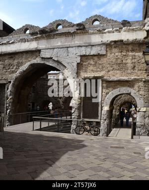 La Porta Pretoria est la porte d'entrée orientale de la ville romaine d'Augusta Prætoria qui est aujourd'hui Aoste. Banque D'Images