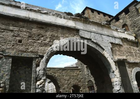 La Porta Pretoria est la porte d'entrée orientale de la ville romaine d'Augusta Prætoria qui est aujourd'hui Aoste. Banque D'Images