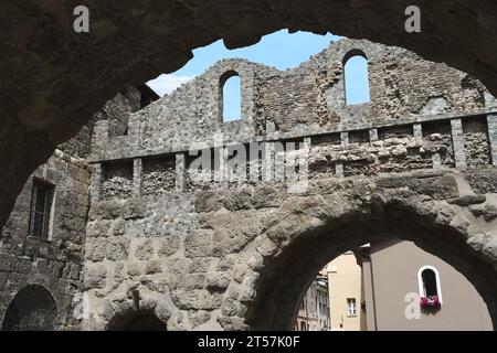 La Porta Pretoria est la porte d'entrée orientale de la ville romaine d'Augusta Prætoria qui est aujourd'hui Aoste. Banque D'Images