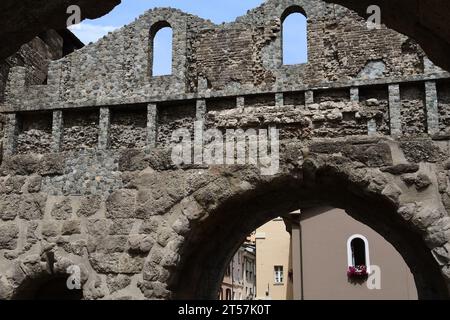 La Porta Pretoria est la porte d'entrée orientale de la ville romaine d'Augusta Prætoria qui est aujourd'hui Aoste. Banque D'Images