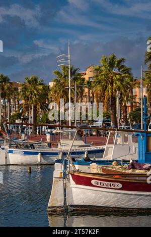 Pointus ou barques marseillaises en bord de mer méditerranée, sur la commune de Bandol (Var) dans le sud de la France. Banque D'Images