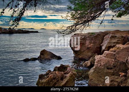 Série de paysages du bord de mer méditerranéen, sur la commune de Bandol (Var) dans le sud de la France. Banque D'Images