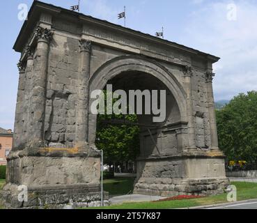 L'Arc d'Auguste est un monument dans la ville d'Aoste qui a été construit en 25 av. J.-C.. A l'occasion de la victoire des Romains sur les Salassi Banque D'Images