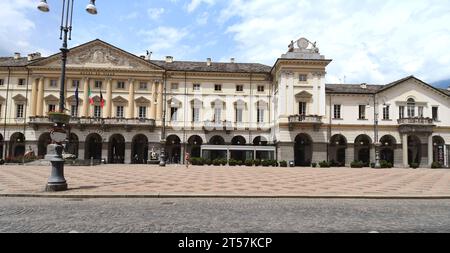 Piazza Émile Chanoux est la place principale d'Aoste et abrite l'Hôtel de ville. La via Porta Prætoria et la Viale Conseil des commis partent de là. Banque D'Images