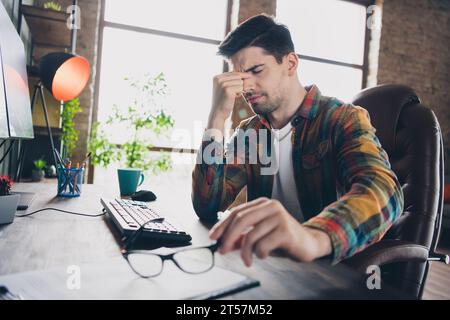 Photo de l'ingénieur matériel en mauvaise santé épuisé souffrent mal de mal de tête tenir la main lunettes de poste de travail bureau à l'intérieur Banque D'Images
