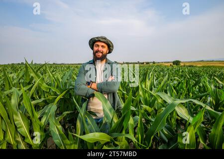 Portrait de fermier qui cultive le maïs. Occupation agricole. Banque D'Images