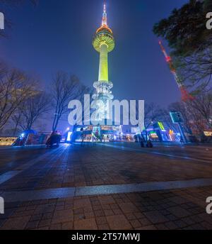 Panorama Séoul la nuit et Namsan Tower ou N Seoul Tower se dresse au sommet de Namsan Mountain, Corée du Sud. Banque D'Images