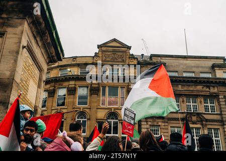 Vague de foule drapeaux palestiniens et pancartes « Palestine libre » lors de la marche du cessez-le-feu, Grey's Monument à Newcastle upon Tyne, Angleterre, Royaume-Uni - octobre 28 2023. Banque D'Images