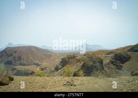 Paysage avec montagnes et champs verts, Cap Vert, île de Santiago. Banque D'Images