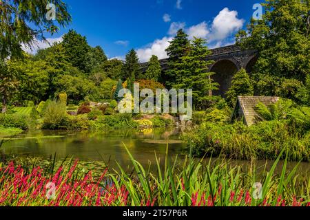 La vue sur le lac vers le viaduc ferroviaire désaffecté à Kilver court Gardens, Shepton Mallet, Somerset, Angleterre, Royaume-Uni Banque D'Images