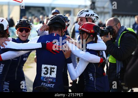 Pontchateau, France. 03 novembre 2023. Vainqueur, l'équipe de France fête au Relais par équipes des Championnats d'Europe de Cyclocross, vendredi 03 novembre 2023, à Pontchateau, France. BELGA PHOTO DAVID PINTENS crédit : Belga News Agency/Alamy Live News Banque D'Images