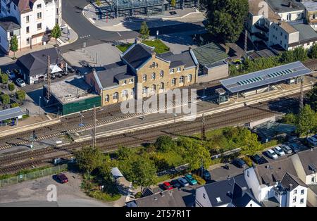 Luftbild, Bahnhof Plettenberg mit Bahnsteig, Eiringhausen, Plettenberg, Sauerland, Rhénanie-du-Nord-Westphalie, Deutschland ACHTUNGxMINDESTHONORARx60xEURO *** vue aérienne, gare de Plettenberg avec quai, Eiringhausen, Plettenberg, Sauerland, Rhénanie du Nord-Westphalie, Allemagne ATTENTIONxMINDESTHONORARx60xEURO crédit : Imago/Alamy Live News Banque D'Images