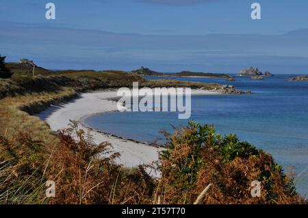 Vue sur la plage de sable blanc de Rushy Porth et Rushy point sur l'île de Tresco dans les îles Scilly. En regardant vers Northwethel Island an Banque D'Images