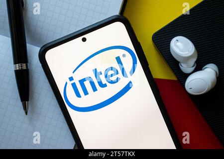 Pologne. 2 novembre 2023. Sur cette photo, un logo Intel apparaît sur un smartphone. (Image de crédit : © Mateusz Slodkowski/SOPA Images via ZUMA Press Wire) USAGE ÉDITORIAL SEULEMENT! Non destiné à UN USAGE commercial ! Banque D'Images