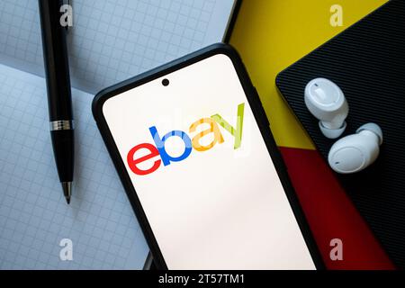 Pologne. 2 novembre 2023. Dans cette illustration photo un logo Ebay vu affiché sur un smartphone. (Image de crédit : © Mateusz Slodkowski/SOPA Images via ZUMA Press Wire) USAGE ÉDITORIAL SEULEMENT! Non destiné à UN USAGE commercial ! Banque D'Images