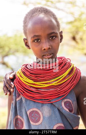 SOUTH HORR, KENYA - 12 FÉVRIER 2020 : fille de la tribu Samburu près du village de South Horr, Kenya Banque D'Images