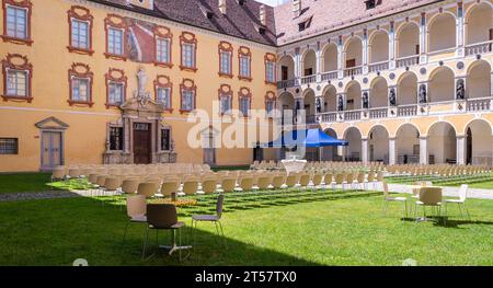 Le château de Hofburg (13e siècle), ancienne résidence des évêques de Brixen (Bressanone), province de Bolzano, Tyrol du Sud, Italie du Nord, Europe Banque D'Images