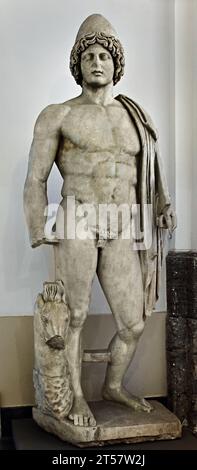 Statue colossale de Dacian - Dioscuri - Dioscurus - de Baiae en amont du soi-disant «temple de Vénus» 2e siècle après JC. Un des jumeaux Castor et Pollux. Musée archéologique national de Naples Italie. Banque D'Images