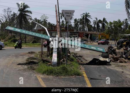 2 novembre 2023, Coyuca de Bénitez, Guerrero, Mexique : panneau à l'entrée de la municipalité de Coyuca de Benitez et Acapulco, totalement effondrée par l'ouragan Otis (image de crédit : © Luis E Salgado/ZUMA Press Wire) À USAGE ÉDITORIAL SEULEMENT! Non destiné à UN USAGE commercial ! Banque D'Images