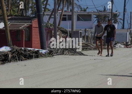 3 novembre 2023, Coyuca de Bénitez, Guerrero, Mexique : passage par les villages de la municipalité de Coyuca de Bénitez et les catastrophes provoquées par l'ouragan Otis, classé dans la catégorie 5. (Image de crédit : © Luis E Salgado/ZUMA Press Wire) USAGE ÉDITORIAL SEULEMENT! Non destiné à UN USAGE commercial ! Banque D'Images