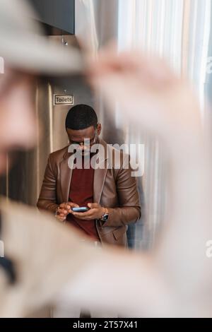 Une personne attrayante utilise son appareil mobile Banque D'Images