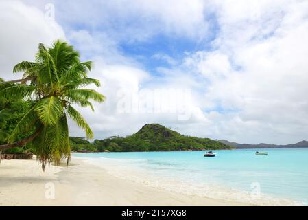 Plage de sable tropical Anse Volbert avec mer turquoise dans l'île de Praslin, Seychelles, Océan Indien, Afrique. Banque D'Images