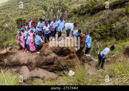 LONGONOT, KENYA - FÉVRIER 15 2020 : randonnée des enfants dans le parc national de Longonot, Kenya Banque D'Images