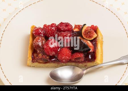 tranche de tarte aux fruits rouges sur une assiette, gros plan Banque D'Images