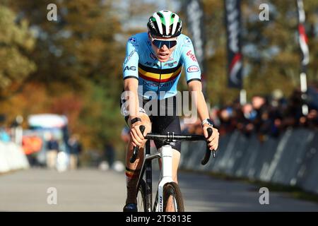 Pontchateau, France. 03 novembre 2023. Le coureur belge termine le Relais par équipe des Championnats d'Europe de Cyclocross, vendredi 03 novembre 2023, à Pontchateau, France. BELGA PHOTO DAVID PINTENS crédit : Belga News Agency/Alamy Live News Banque D'Images