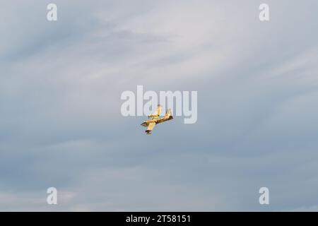 Canadair des pompiers italiens vole pour éteindre un incendie, Naples Campanie, Italie septembre 2023 Banque D'Images