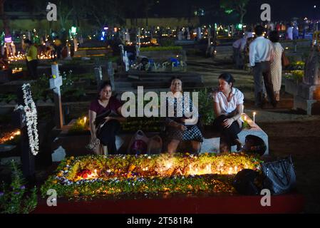 Non exclusive : 2 novembre 2023, Kolkata, Inde : les dévots chrétiens assistent aux panthéons pour offrir des prières à côté des tombes de leurs amours un dans un Banque D'Images