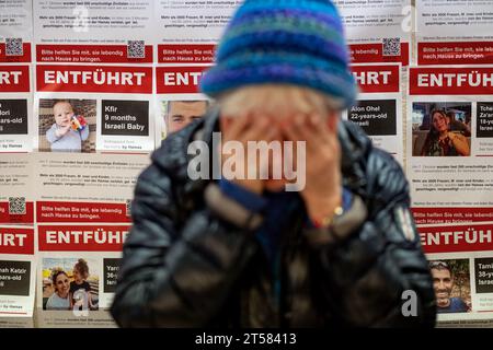 Berlin, Allemagne. 03 novembre 2023. Une femme se couvre le visage en allumant les bougies de Shabbat pour les otages à Gaza dans la synagogue centrale de la communauté juive de Chabad Berlin. Crédit : Fabian Sommer/dpa/Alamy Live News Banque D'Images