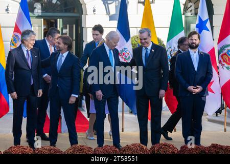 Le président des États-Unis Joe Biden, au centre, Luis Abinader, président de la République dominicaine, deuxième à droite, et le président Gabriel Boric du Chili prend place pour une photo de famille avec d'autres dirigeants de l'hémisphère occidental lors d'une rencontre lors du sommet inaugural des dirigeants du Partenariat des Amériques pour la prospérité économique à la Maison Blanche à Washington, DC, le vendredi 3 novembre 2023. Au centre gauche, on voit également le président Luis Lacalle pou de l'Uruguay. Le premier ministre Justin Trudeau du Canada est à l’arrière-centre derrière le président Biden. Crédit : Chris Kleponis/CNP/MediaPunch Banque D'Images