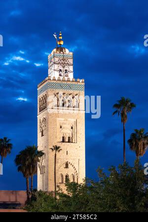 Mosquée Koutoubia la nuit à Marrakech, Maroc. Le dessus est traité avec de larges bandes métalliques en raison des dommages du tremblement de terre d'octobre 2023. Banque D'Images