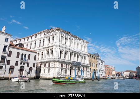 Galleria Internazionale d'Arte Moderna Cà Pesaro, (CA' Pesaro Galerie internationale d'Art moderne) sur le Grand Canal de Venise dans la région de la Vénétie Banque D'Images