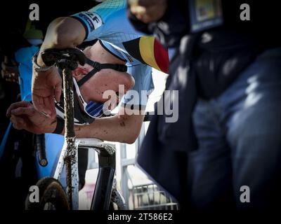 Pontchateau, France. 03 novembre 2023. Le Belge Witse Meeussen photographié après le Relais par équipes des Championnats d'Europe de Cyclocross, vendredi 03 novembre 2023, à Pontchateau, France. BELGA PHOTO DAVID PINTENS crédit : Belga News Agency/Alamy Live News Banque D'Images