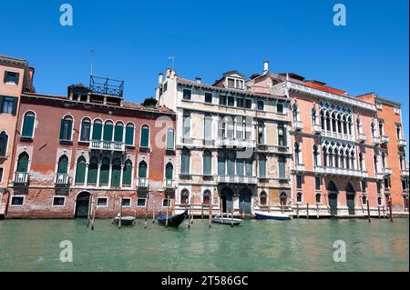 Les trois palais de style Renaissance sont Palazzo Soranzo Pisani, Palazzo Tiepoletto Passi et Palazzo Pisani Moretta sur les rives du Grand Canal i. Banque D'Images