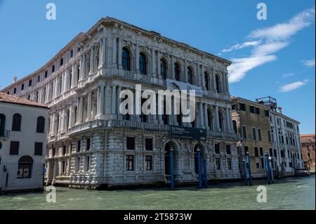 CA’ Pesaro Galerie internationale d’Art moderne et d’Art Oriental sur les rives du Grand Canal à Venise dans la région de la Vénétie du nord de l’Italie Banque D'Images