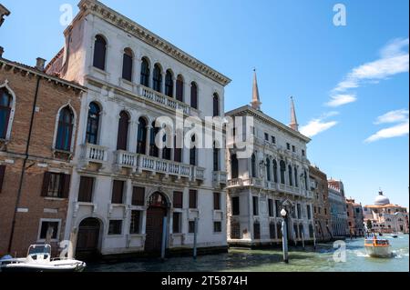 CA' Tron et Palazzo Belloni Battagia sur les rives du Grand Canal à Venise dans la région de la Vénétie du nord de l'Italie, depuis 1972, CA' Tron est Banque D'Images